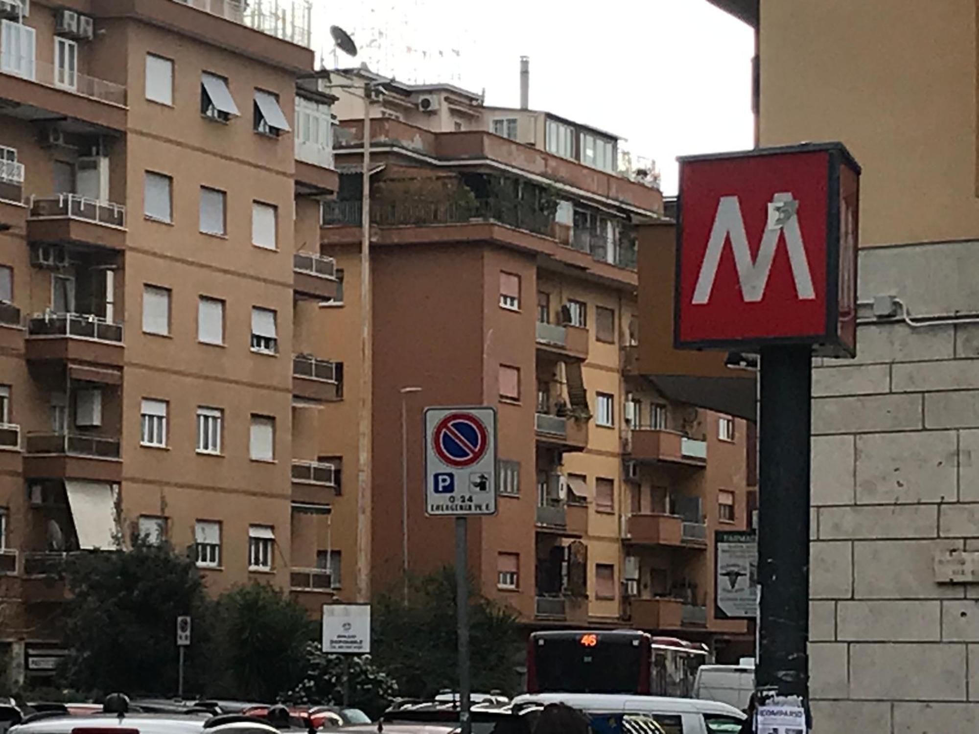 Stella Vaticana Front Metro * Rom